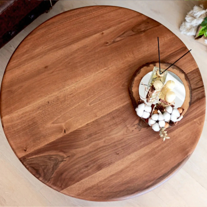 Close-up of the walnut wood tabletop grain – Detailed shot of the tabletop, displaying the intricate wood grain and smooth finish.