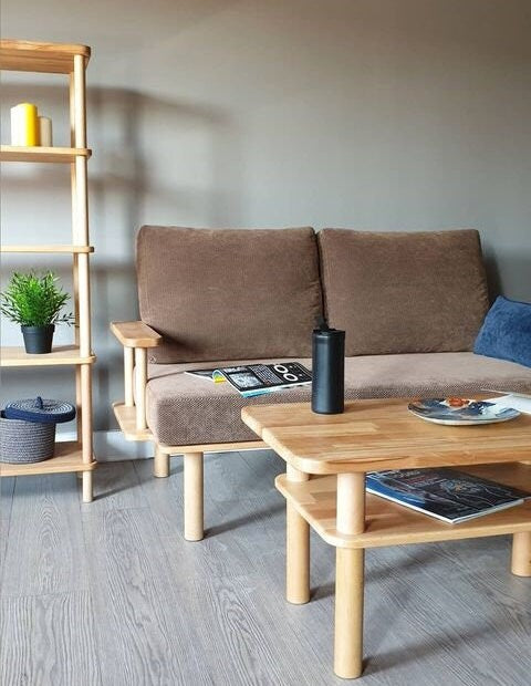  A close-up of the legs and sturdy construction of the Table, providing a modern yet durable look.
